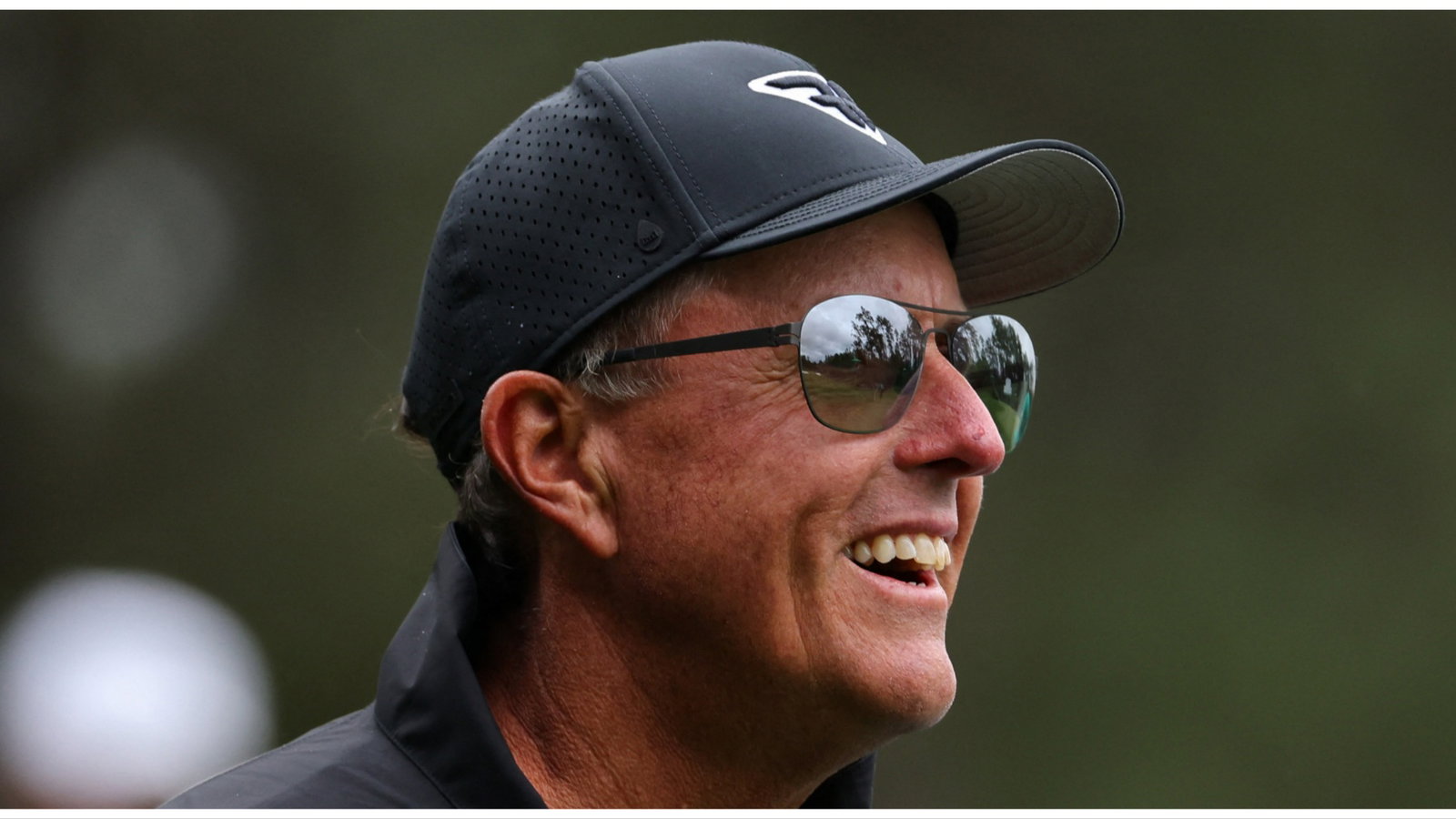Watch Phil Mickelson hole out for eagle at LIV Golf Singapore: "PHILLLLLLL!!!!"